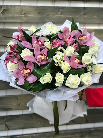 Букет цветов из: Розы и Хризантемы в Бобровский