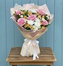Букет цветов из:  Гвоздики, Орхидеи и Розы в Бобровский