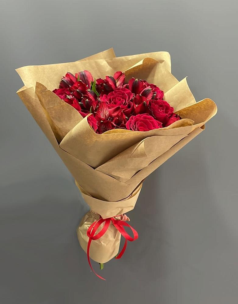 Букет цветов из: Альстромерии и Розы в Бобровский