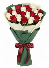 Букет Микс из красных и белых роз в Бобровский