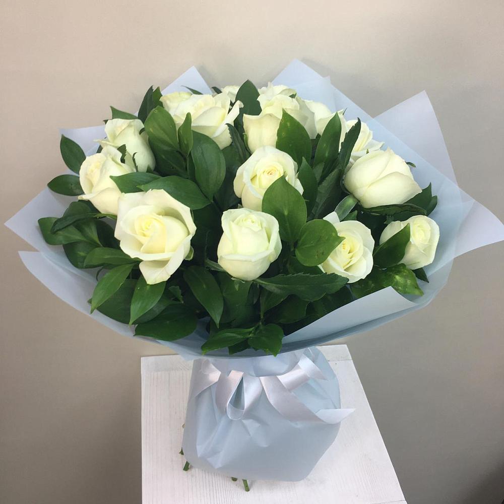 Букет 15 Белых роз Проуд в Бобровский