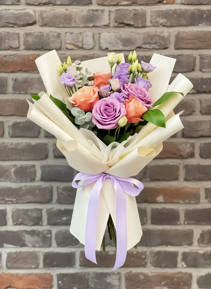 Букет цветов из: Лизиантусы и Розы в Бобровский