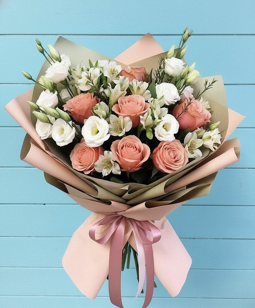 Букет цветов из: Розы, Альстромерии и Лизиантусы в Бобровский