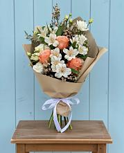 Букет цветов из:  Альстромерии, Лизиантусы, Розы и Хризантемы в Бобровский