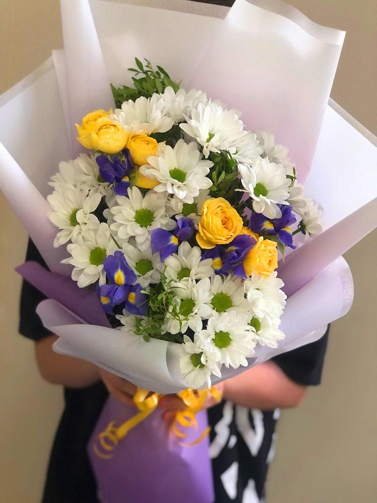Букет цветов из: Ирисы, Хризантемы и Розы в Бобровский