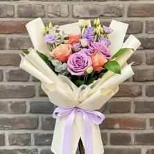 Букет цветов из:  Лизиантусы и Розы в Бобровский