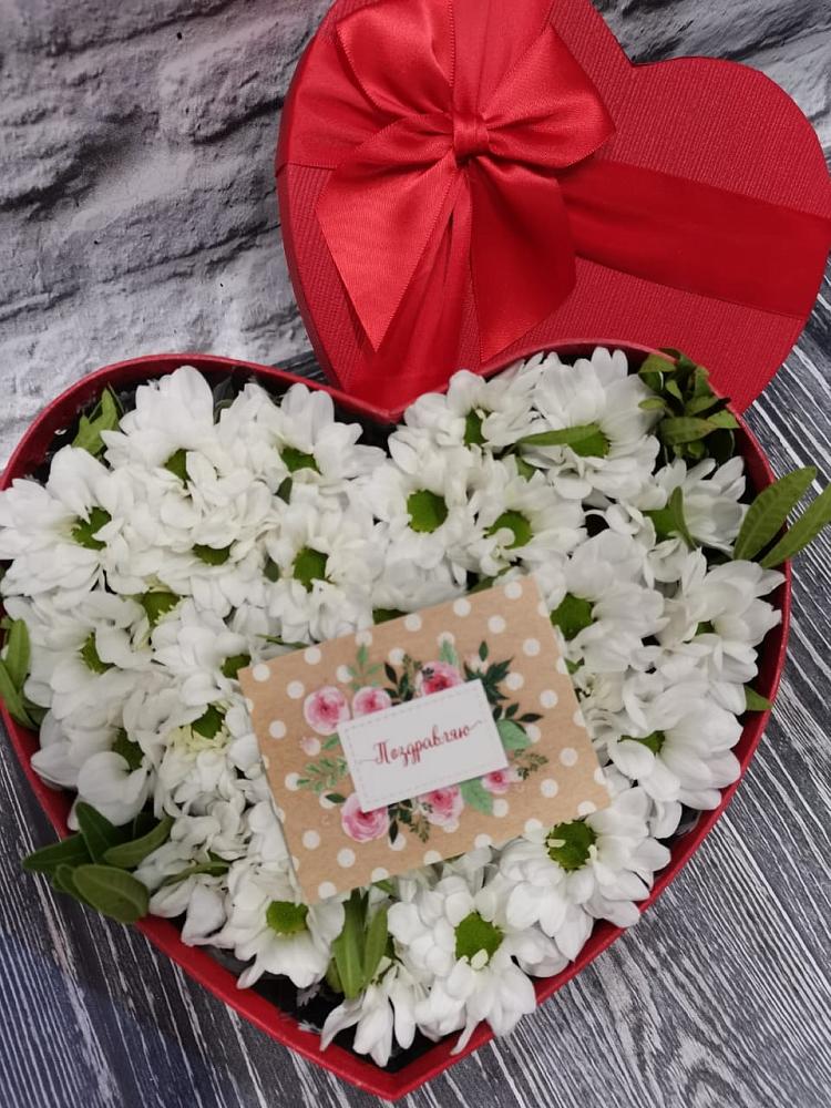 Цветочная композиция из Хризантемы в виде сердца в Бобровский