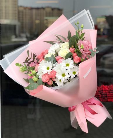 Букет цветов из: Розы, Лизиантусы и Хризантемы в Бобровский
