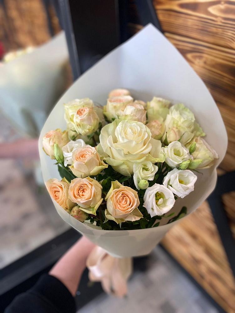 Букет цветов из: Розы и Лизиантусы в Бобровский